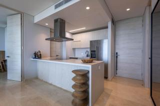 Luxe 2-BR Ocean-View Apartment with Pool Gym & Spa - 2