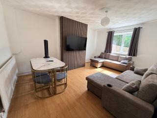 Semi Detached with Hot Tub - Pool Table - Large Garden - 8