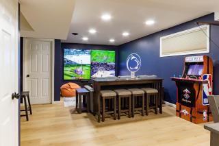 Large Luxury Home with Media Room and Game Room - 10 mins to Campus & Stadium - 7