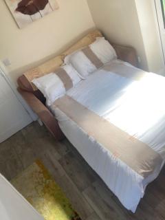 MeadowView Apartment B - 2 mins walk to Carrigaline town, sleeps 4 - 6