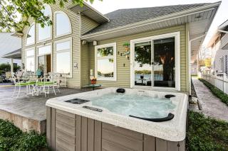 'Lake Garden House' w/ Hot Tub & Dock - 0