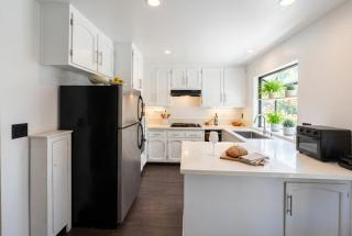 The Heart of WeHo - Sleek Urban Stay near Iconic Nightlife - 8