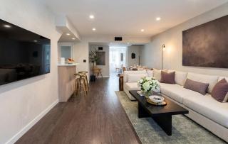 The Heart of WeHo - Sleek Urban Stay near Iconic Nightlife - 7