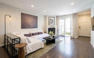 The Heart of WeHo - Sleek Urban Stay near Iconic Nightlife - 0