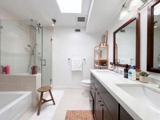 The Heart of WeHo - Sleek Urban Stay near Iconic Nightlife - 5