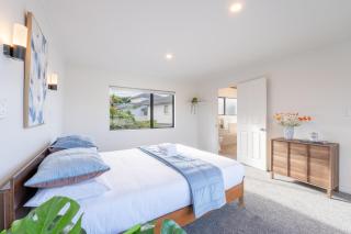 Spacious Seaview 3-Bedroom Home in Orewa - 8