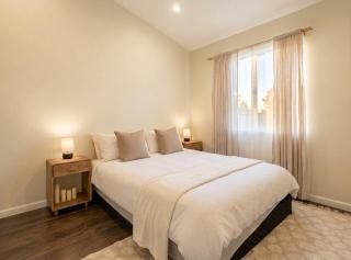 The Heart of WeHo - Sleek Urban Stay near Iconic Nightlife - 4