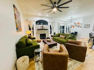 5BR Greeley Home Patio Pets EV - Sleeps 14 - 0