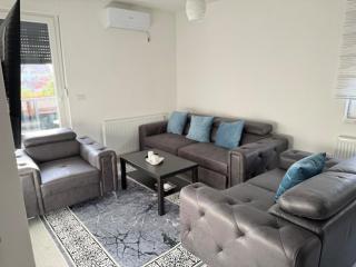 Cinema Apartment Free Parking & Netflix - 0