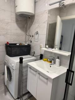 Cinema Apartment Free Parking & Netflix - 8
