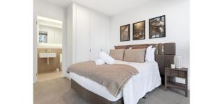 Elegant 3BR CBD Apt, Pool Gym, Skyline City Views, Near Marvel Stadium - 2