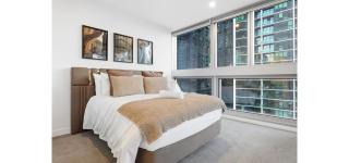 Elegant 3BR CBD Apt, Pool Gym, Skyline City Views, Near Marvel Stadium - 8