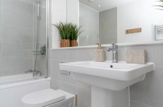Modern 2-Bed Apartment in Southampton - 5