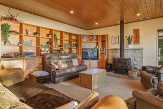 The Lion House - Rotoiti Lakefront Beach & Jetty - 2