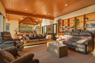 The Lion House - Rotoiti Lakefront Beach & Jetty - 1