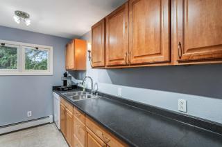 Minutes From Airport-Shared Space-WIFI - 2