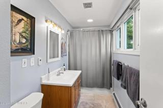 Minutes From Airport-Shared Space-WIFI - 1