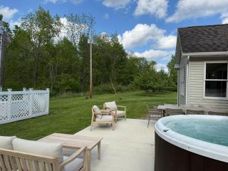 Hocking Hills Cabin 2 Bed - 2 Bath Hot Tub - 1