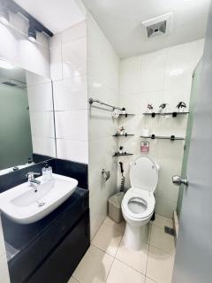 4BR Condo Unit with Free Parking - 7