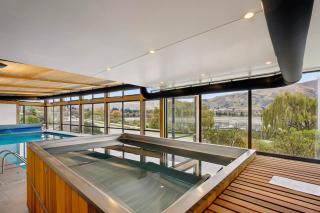 Luxury Lake View Apartment - 8