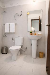 Skydeck Apartment 4BHK Near Taj by Homeyhuts - 7