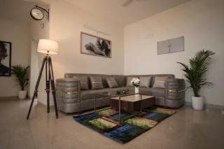 Skydeck Apartment 4BHK Near Taj by Homeyhuts - 1