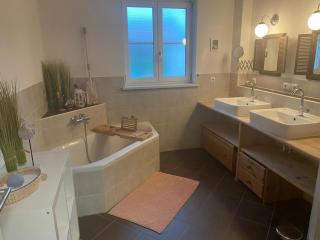 Traumhafte Familien Ferienwohnung am Chiemsee Bergpanorama Sonnenuntergang Terrasse Grillplatz für bis zu 6 Personen - 4