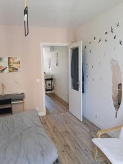 T2 Cosy, agréable fonctionnel et douillet, 1 lit 140 et un BZ , Wifi gratuit, boîte à clés, proche commerces et gare routière, linge de lit et toilette offerts à partir de 4 nuits - 5