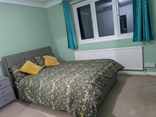 Large Central House Near Heathrow Airport & London with Parking - 6