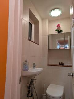 Large Central House Near Heathrow Airport & London with Parking - 4