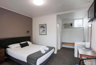 Prince of Wales Hotel Motel - 6