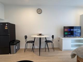 Modern & Comfy Studio Apartment in Ellerslie - 9