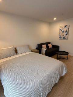 Modern & Comfy Studio Apartment in Ellerslie - 8