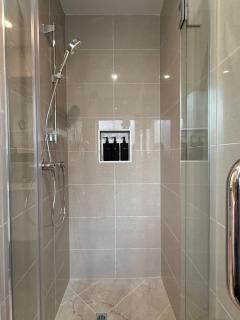 Modern & Comfy Studio Apartment in Ellerslie - 4