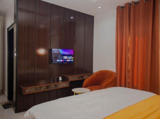 Maxbliss Optimum Royal Hotel - 1