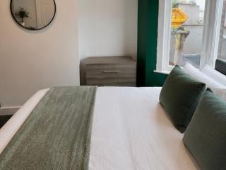 D1 Contractor Stay in Chatham | Workers, Free parking - 1
