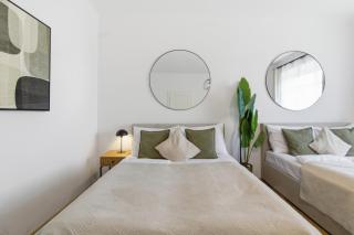 Bright - 3BR - Fast Wifi - At Bus and Tram Station - 5