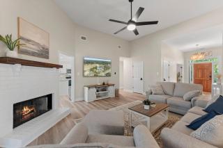 NEW Southern Oaks Retreat Sleeps 8 in Luxury - 0