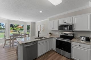 NEW Southern Oaks Retreat Sleeps 8 in Luxury - 4