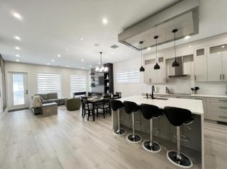 Stunning New-Build in South Surrey Steps from Shopping Parks & White Rock Beach - 4