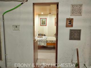 Ebony Room - AC, Kitchenette, Ensuite, Independent Homestay - Mumbai - 5