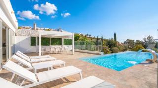 Villa Gaia - Sunset Views, Indoor Heated Pool, Sauna and Games Room - 8