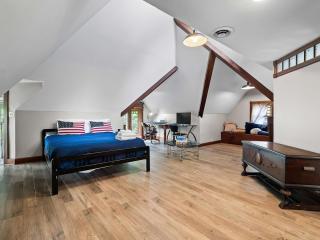 Historic 1895 Victorian - 7 BR - Sleeps 12 - Grill - 1