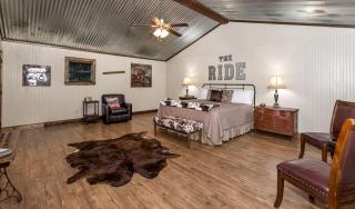 Charming King Cottage with Porch Swing & River Trail Access near Texas Wine Collective – Fredericksburg, TX - 4