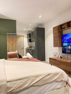 Luxury Airport Studio Pool & Gym The lennox - 3