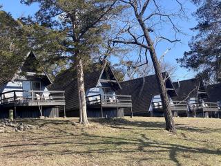 Family Glamping Getaway with Amazing Lake Views of Table Rock Lake - 1