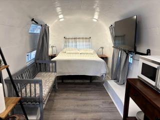Charming Vintage Airstream with Covered Patio near Mineral Wells, Texas - 9