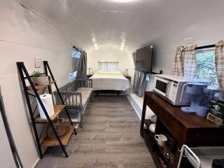 Charming Vintage Airstream with Covered Patio near Mineral Wells, Texas - 7