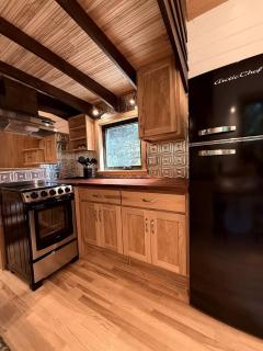 Magical Riverside Cabin Haven Near Umpqua River, Oregon - 8
