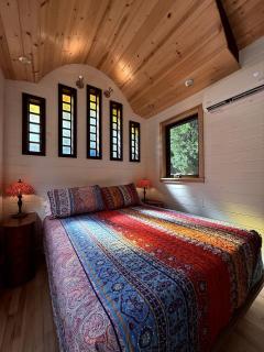Magical Riverside Cabin Haven Near Umpqua River, Oregon - 7